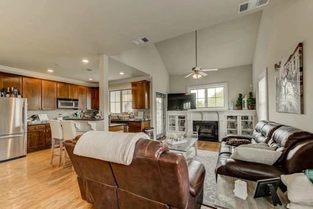 198 Le Gran Cove Ne, Sandy Springs, Georgia 30328, 2 Bedrooms Bedrooms, ,2 BathroomsBathrooms,Residential,Sold,198 Le Gran Cove Ne,7164773