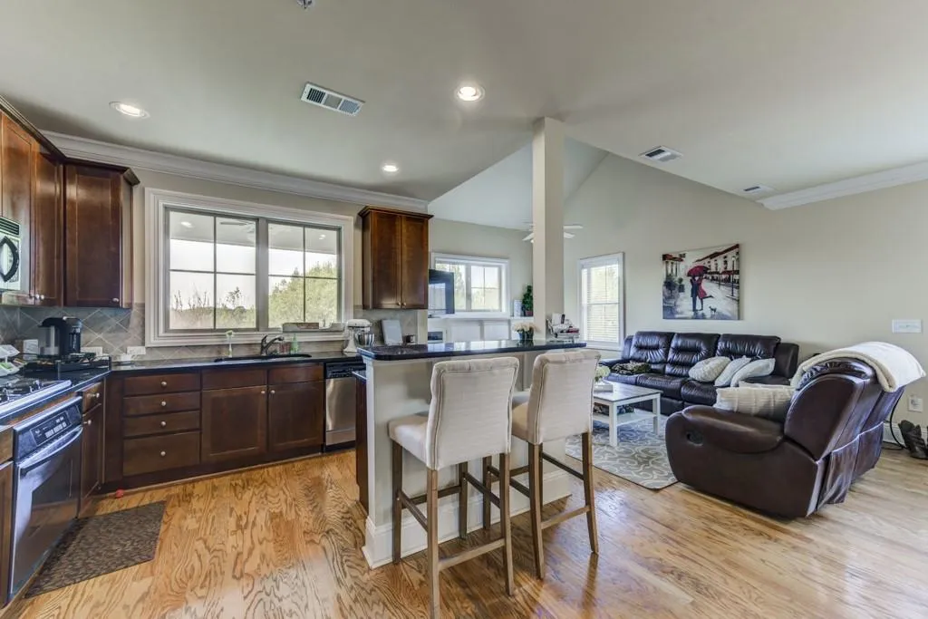 198 Le Gran Cove Ne, Sandy Springs, Georgia 30328, 2 Bedrooms Bedrooms, ,2 BathroomsBathrooms,Residential,Sold,198 Le Gran Cove Ne,7164773