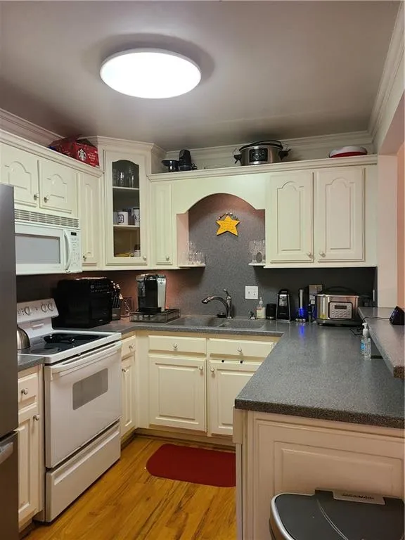 6520 Roswell Road Unit 12, Sandy Springs, Georgia 30328, 2 Bedrooms Bedrooms, ,1 BathroomBathrooms,Residential,Sold,6520 Roswell Road Unit 12,6796813