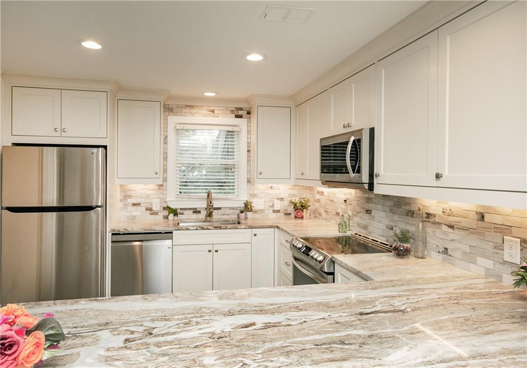 402 Abingdon Way Unit 402, Sandy Springs, Georgia 30328, 2 Bedrooms Bedrooms, ,2 BathroomsBathrooms,Residential,Sold,402 Abingdon Way Unit 402,7297278