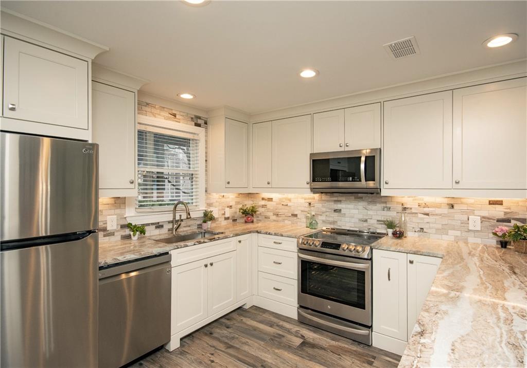 402 Abingdon Way Unit 402, Sandy Springs, Georgia 30328, 2 Bedrooms Bedrooms, ,2 BathroomsBathrooms,Residential,Sold,402 Abingdon Way Unit 402,7297278