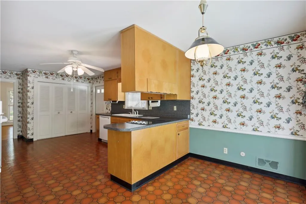 460 Riverside Parkway, Sandy Springs, Georgia 30328, 4 Bedrooms Bedrooms, ,4 BathroomsBathrooms,Residential,Sold,460 Riverside Parkway,7049703