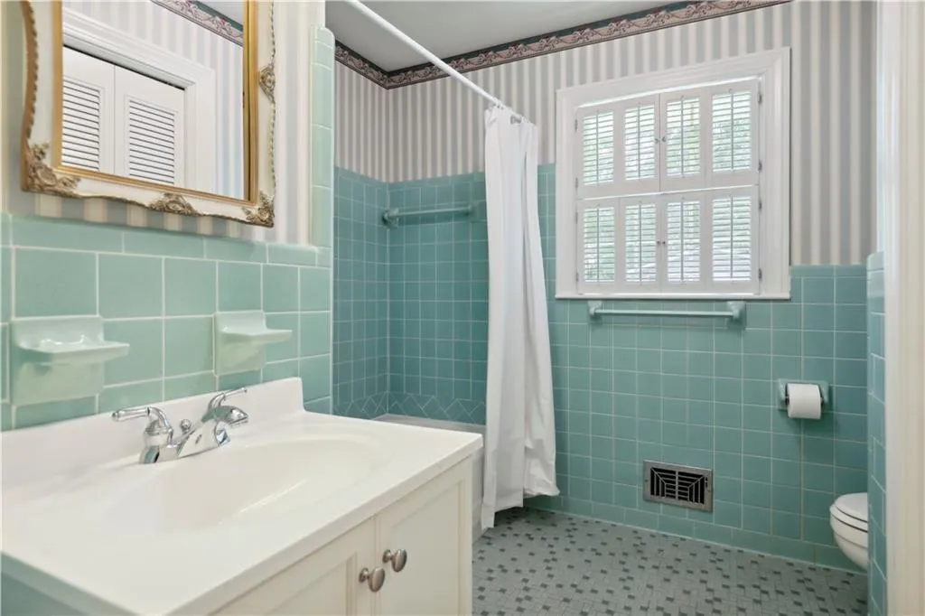 460 Riverside Parkway, Sandy Springs, Georgia 30328, 4 Bedrooms Bedrooms, ,4 BathroomsBathrooms,Residential,Sold,460 Riverside Parkway,7049703