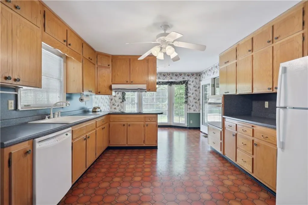 460 Riverside Parkway, Sandy Springs, Georgia 30328, 4 Bedrooms Bedrooms, ,4 BathroomsBathrooms,Residential,Sold,460 Riverside Parkway,7049703