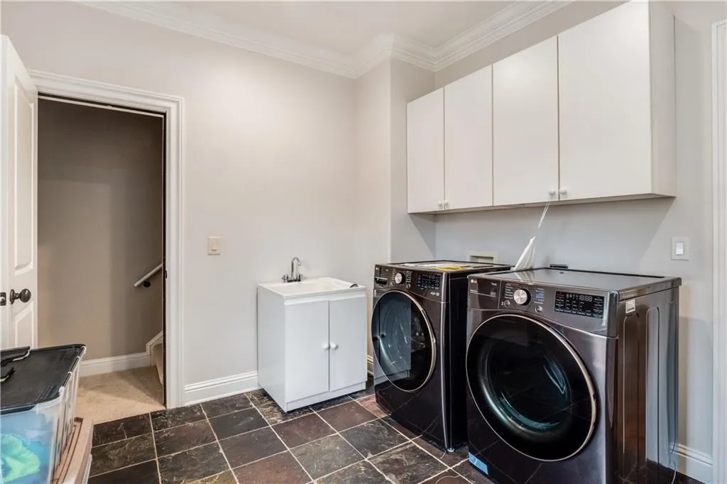 75 Spruell Springs Road, Atlanta, Georgia 30342, 6 Bedrooms Bedrooms, ,4 BathroomsBathrooms,Residential,Sold,75 Spruell Springs Road,7180973