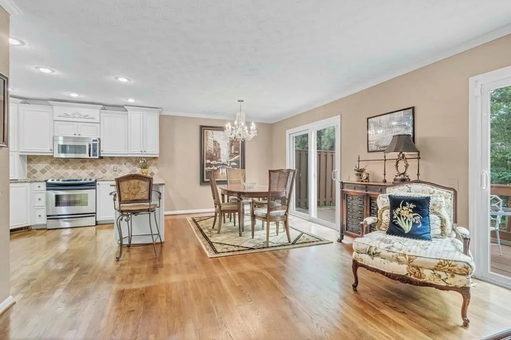 903 Dunwoody Chace, Sandy Springs, Georgia 30328, 3 Bedrooms Bedrooms, ,2 BathroomsBathrooms,Residential,Sold,903 Dunwoody Chace,6741814