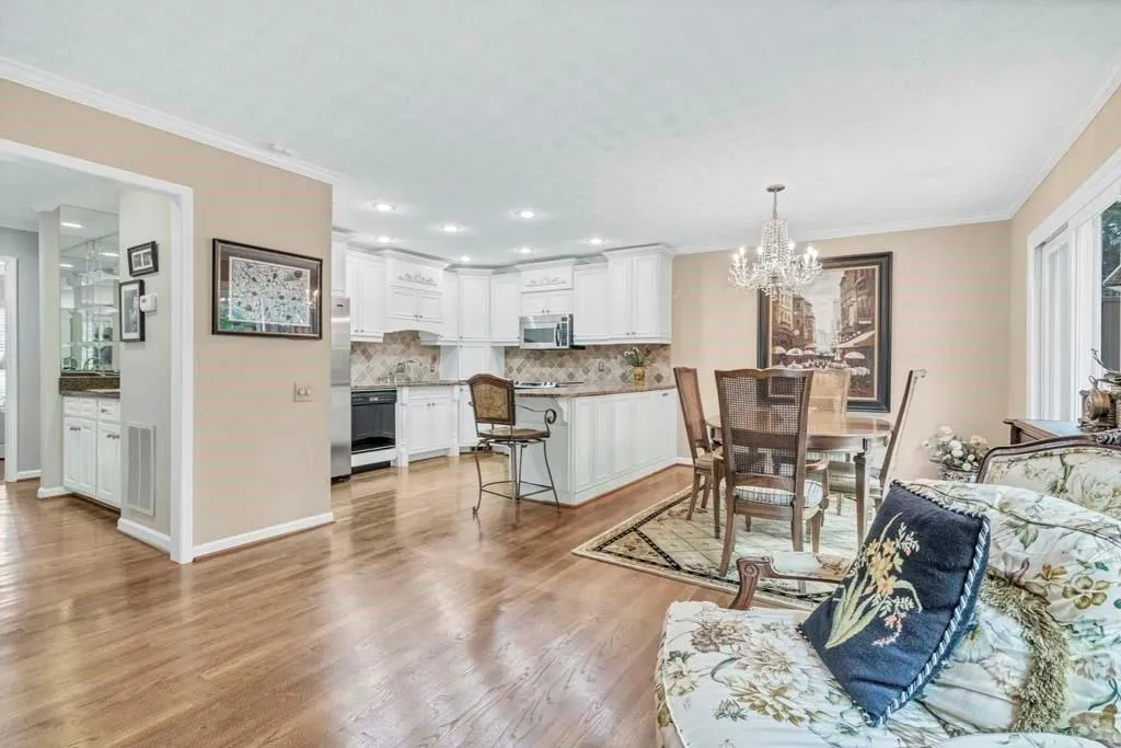 903 Dunwoody Chace, Sandy Springs, Georgia 30328, 3 Bedrooms Bedrooms, ,2 BathroomsBathrooms,Residential,Sold,903 Dunwoody Chace,6741814