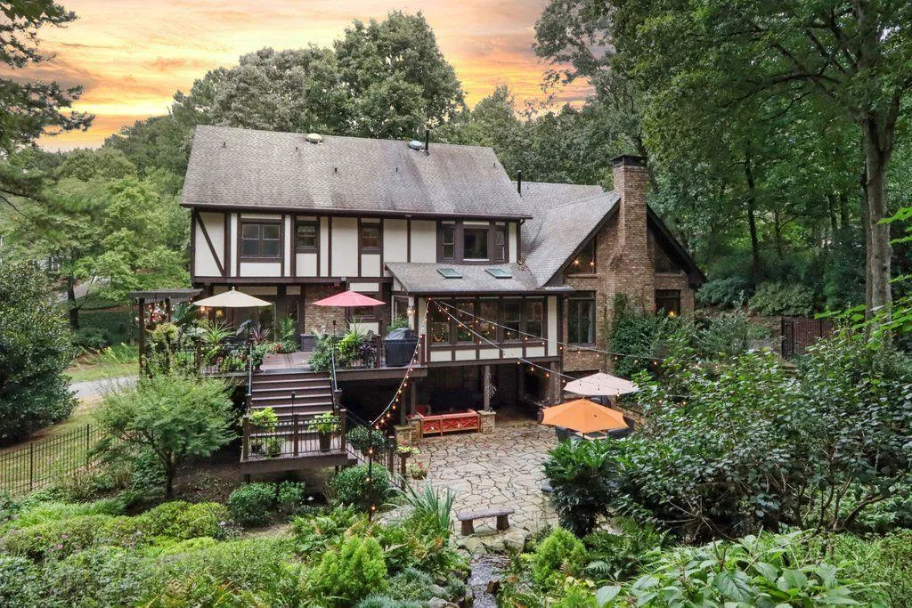 320 Quiet Water Lane, Sandy Springs, Georgia 30350, 5 Bedrooms Bedrooms, ,4 BathroomsBathrooms,Residential,Sold,320 Quiet Water Lane,6946252