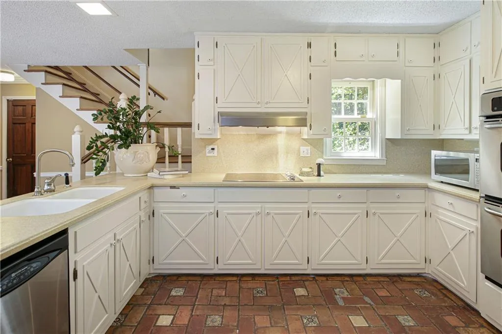 7905 Innsbruck Drive, Sandy Springs, Georgia 30350, 5 Bedrooms Bedrooms, ,3 BathroomsBathrooms,Residential,Sold,7905 Innsbruck Drive,6600211