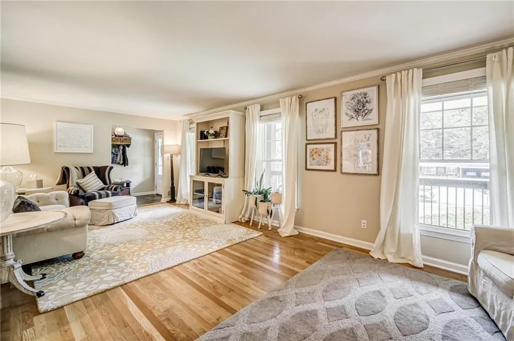 200 W Spalding Drive, Sandy Springs, Georgia 30328, 4 Bedrooms Bedrooms, ,3 BathroomsBathrooms,Residential,Sold,200 W Spalding Drive,6886516