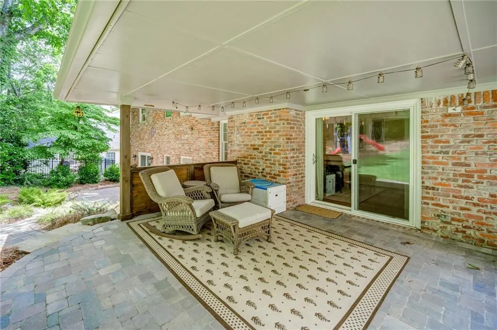 200 W Spalding Drive, Sandy Springs, Georgia 30328, 4 Bedrooms Bedrooms, ,3 BathroomsBathrooms,Residential,Sold,200 W Spalding Drive,6886516