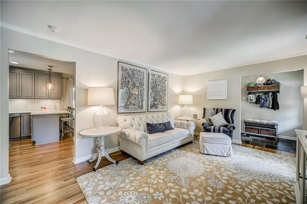 200 W Spalding Drive, Sandy Springs, Georgia 30328, 4 Bedrooms Bedrooms, ,3 BathroomsBathrooms,Residential,Sold,200 W Spalding Drive,6886516