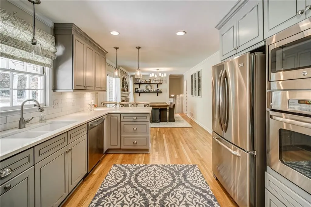 200 W Spalding Drive, Sandy Springs, Georgia 30328, 4 Bedrooms Bedrooms, ,3 BathroomsBathrooms,Residential,Sold,200 W Spalding Drive,6886516