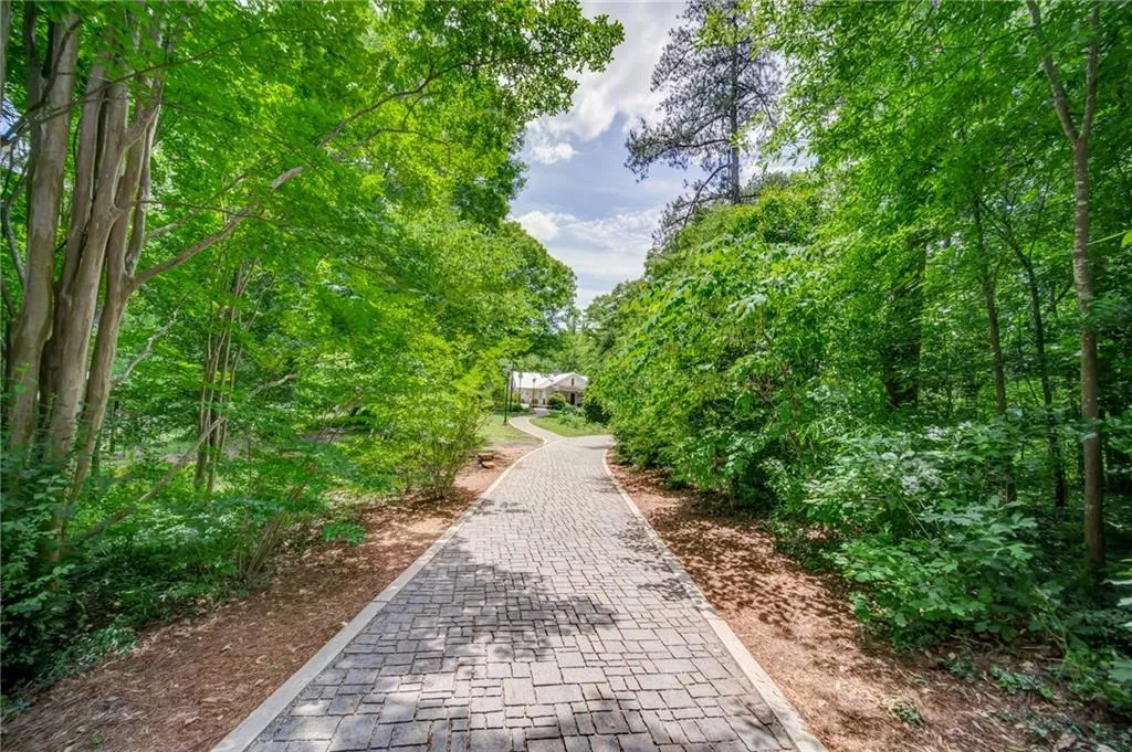 200 W Spalding Drive, Sandy Springs, Georgia 30328, 4 Bedrooms Bedrooms, ,3 BathroomsBathrooms,Residential,Sold,200 W Spalding Drive,6886516