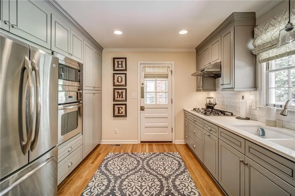 200 W Spalding Drive, Sandy Springs, Georgia 30328, 4 Bedrooms Bedrooms, ,3 BathroomsBathrooms,Residential,Sold,200 W Spalding Drive,6886516