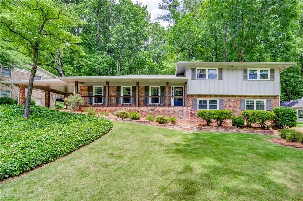 200 W Spalding Drive, Sandy Springs, Georgia 30328, 4 Bedrooms Bedrooms, ,3 BathroomsBathrooms,Residential,Sold,200 W Spalding Drive,6886516