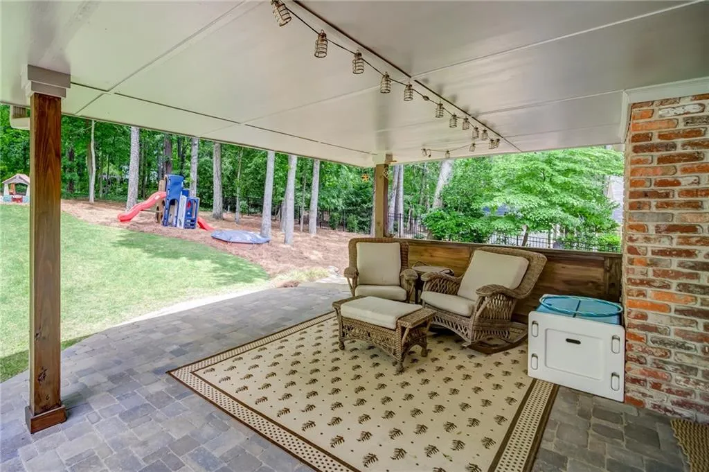 200 W Spalding Drive, Sandy Springs, Georgia 30328, 4 Bedrooms Bedrooms, ,3 BathroomsBathrooms,Residential,Sold,200 W Spalding Drive,6886516