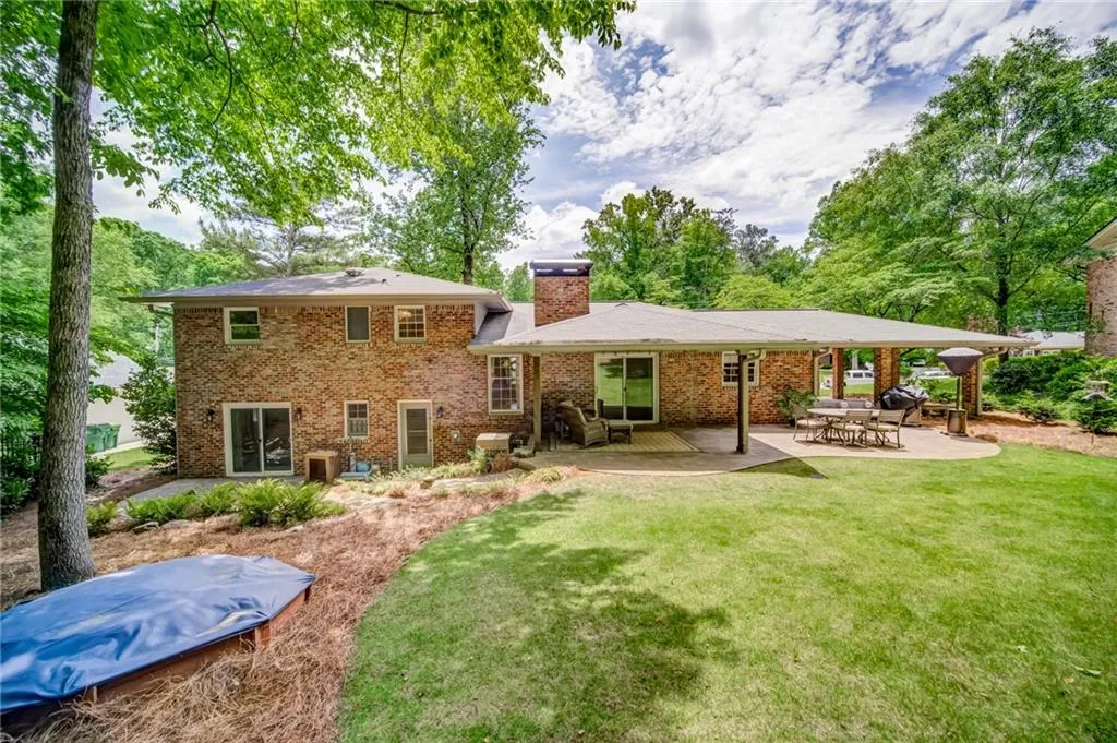 200 W Spalding Drive, Sandy Springs, Georgia 30328, 4 Bedrooms Bedrooms, ,3 BathroomsBathrooms,Residential,Sold,200 W Spalding Drive,6886516