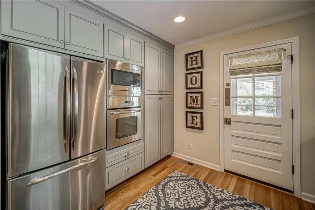 200 W Spalding Drive, Sandy Springs, Georgia 30328, 4 Bedrooms Bedrooms, ,3 BathroomsBathrooms,Residential,Sold,200 W Spalding Drive,6886516