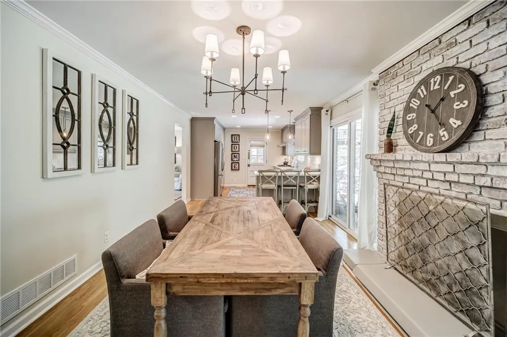 200 W Spalding Drive, Sandy Springs, Georgia 30328, 4 Bedrooms Bedrooms, ,3 BathroomsBathrooms,Residential,Sold,200 W Spalding Drive,6886516