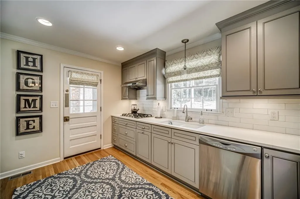 200 W Spalding Drive, Sandy Springs, Georgia 30328, 4 Bedrooms Bedrooms, ,3 BathroomsBathrooms,Residential,Sold,200 W Spalding Drive,6886516