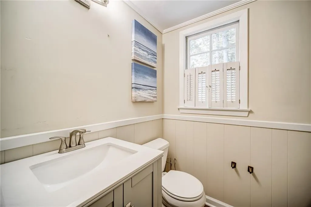 200 W Spalding Drive, Sandy Springs, Georgia 30328, 4 Bedrooms Bedrooms, ,3 BathroomsBathrooms,Residential,Sold,200 W Spalding Drive,6886516