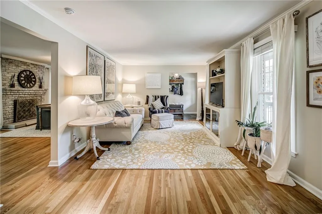 200 W Spalding Drive, Sandy Springs, Georgia 30328, 4 Bedrooms Bedrooms, ,3 BathroomsBathrooms,Residential,Sold,200 W Spalding Drive,6886516