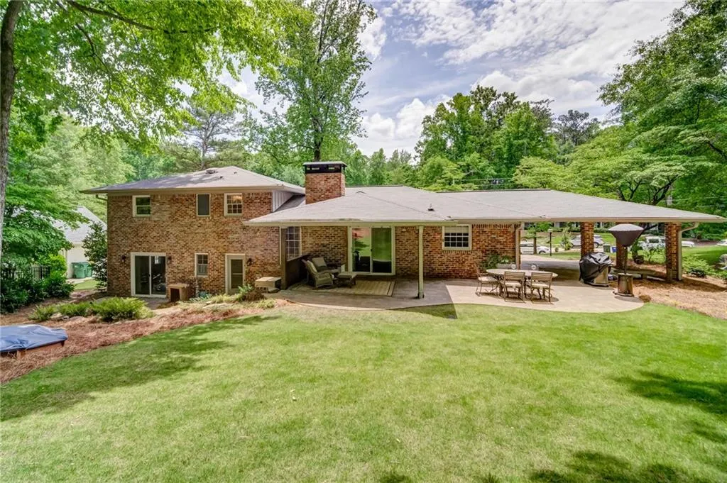 200 W Spalding Drive, Sandy Springs, Georgia 30328, 4 Bedrooms Bedrooms, ,3 BathroomsBathrooms,Residential,Sold,200 W Spalding Drive,6886516