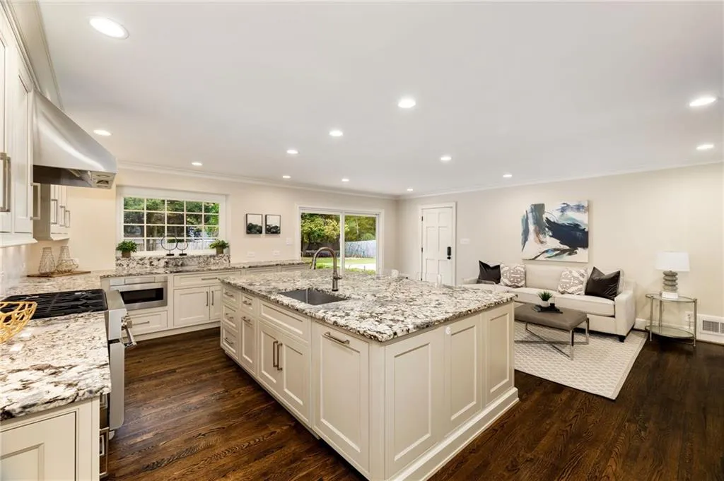 1025 Old Powers Ferry Road, Atlanta, Georgia 30327, 5 Bedrooms Bedrooms, ,3 BathroomsBathrooms,Residential,Sold,1025 Old Powers Ferry Road,7481780