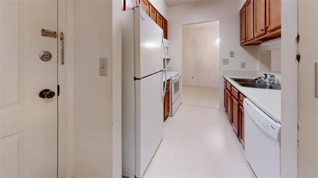 300 Johnson Ferry Road Ne Unit B501, Sandy Springs, Georgia 30328, 1 Bedroom Bedrooms, ,1 BathroomBathrooms,Residential,Sold,300 Johnson Ferry Road Ne Unit B501,7163862
