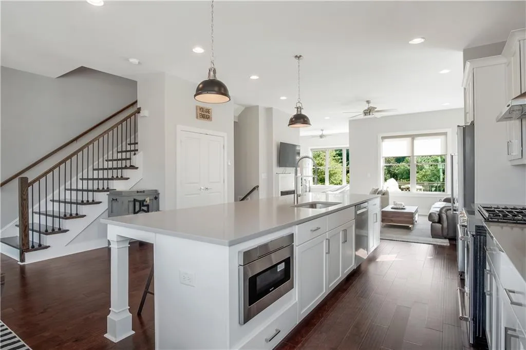 6095 Boylston Drive, Sandy Springs, Georgia 30328, 2 Bedrooms Bedrooms, ,2 BathroomsBathrooms,Residential,Sold,6095 Boylston Drive,6790041