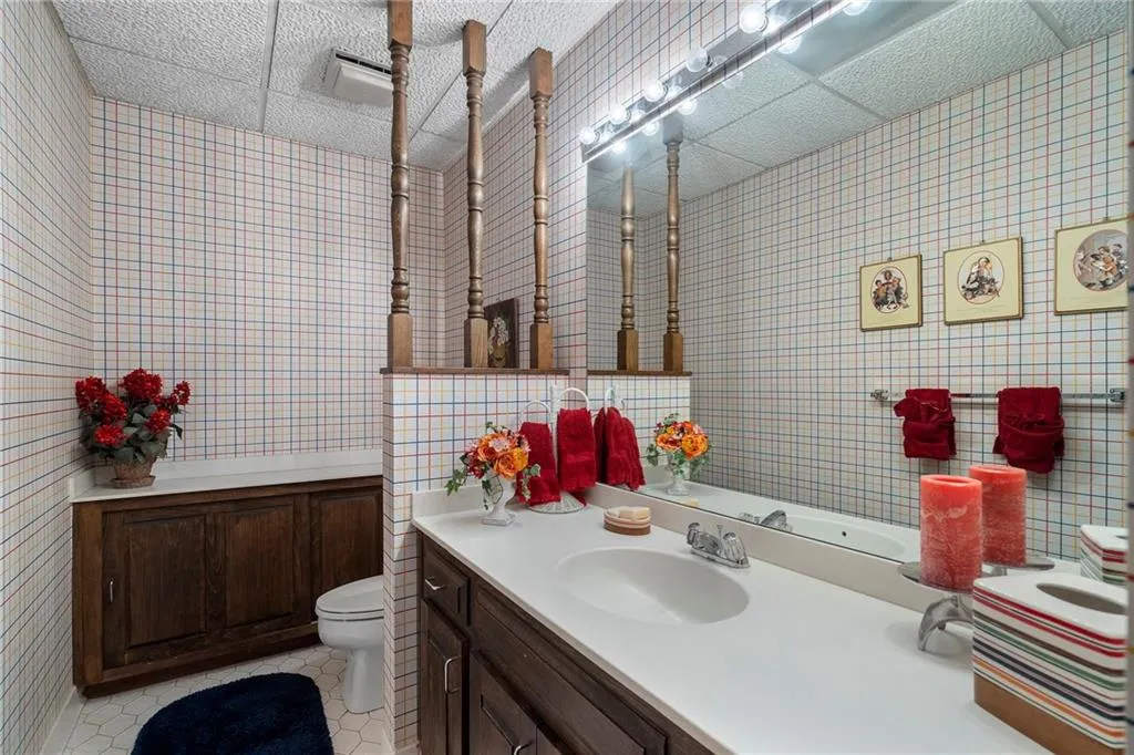 Terrace level full bathroom