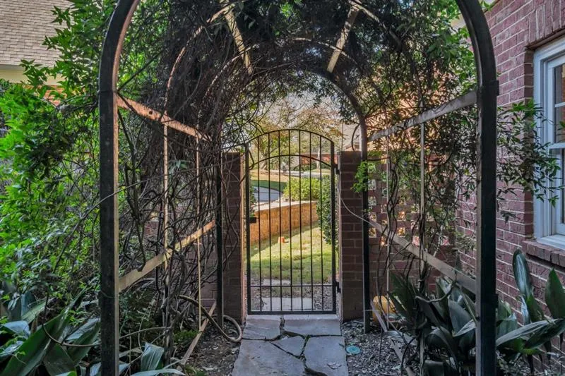 430 Brookview Circle, Sandy Springs, Georgia 30339, 4 Bedrooms Bedrooms, ,2 BathroomsBathrooms,Residential,Sold,430 Brookview Circle,6641633