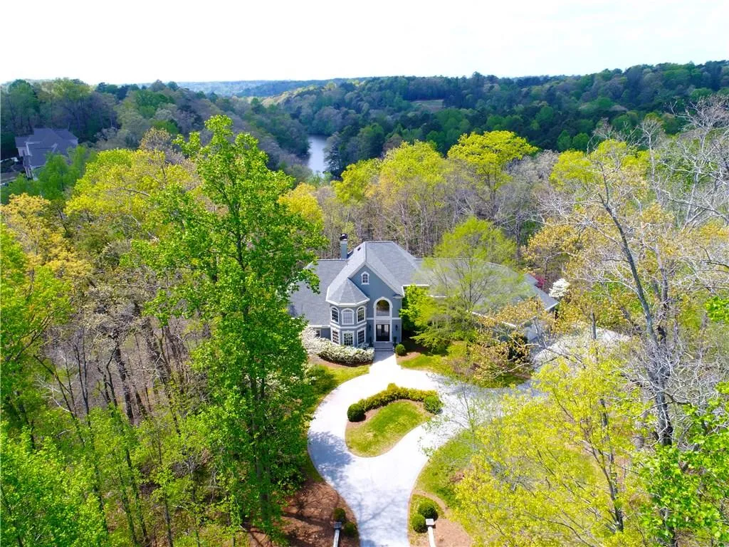 8305 Grogans Ferry Road, Sandy Springs, Georgia 30350, 4 Bedrooms Bedrooms, ,5 BathroomsBathrooms,Residential,Sold,8305 Grogans Ferry Road,6020481