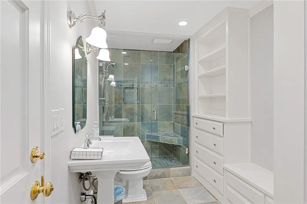 5660 Glen Errol Road, Atlanta, Georgia 30327, 4 Bedrooms Bedrooms, ,5 BathroomsBathrooms,Residential,Sold,5660 Glen Errol Road,7201382