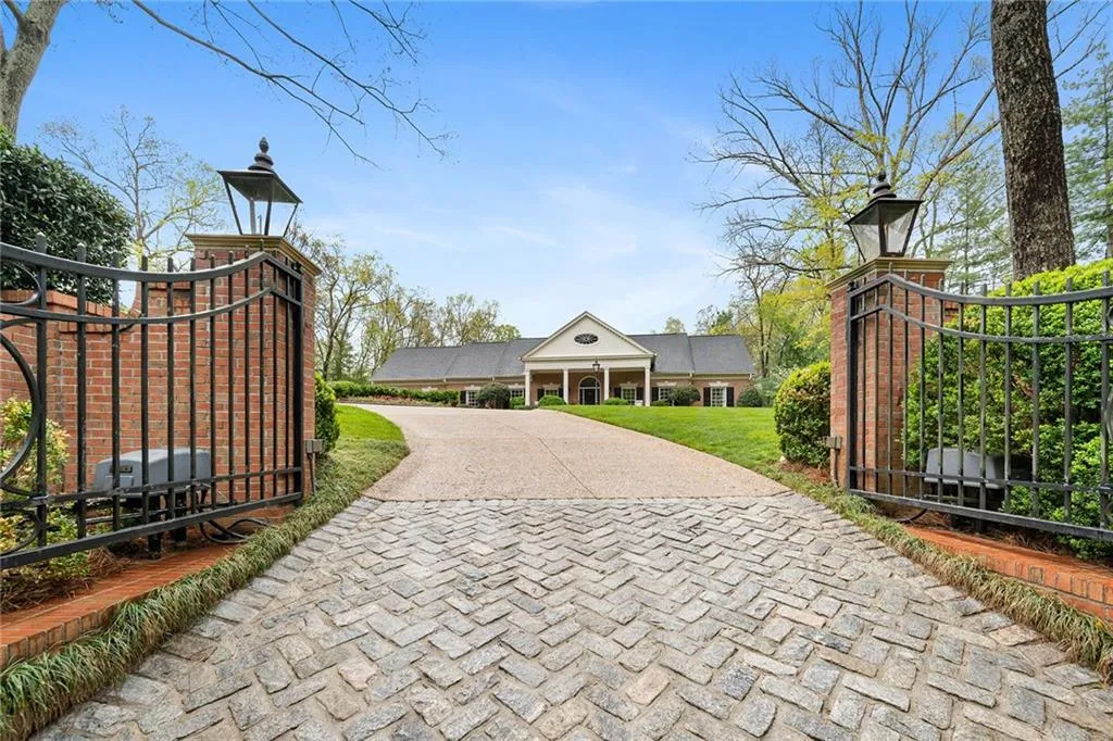 5660 Glen Errol Road, Atlanta, Georgia 30327, 4 Bedrooms Bedrooms, ,5 BathroomsBathrooms,Residential,Sold,5660 Glen Errol Road,7201382