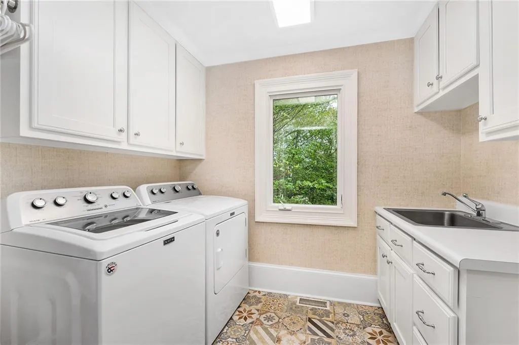 5660 Glen Errol Road, Atlanta, Georgia 30327, 4 Bedrooms Bedrooms, ,5 BathroomsBathrooms,Residential,Sold,5660 Glen Errol Road,7201382