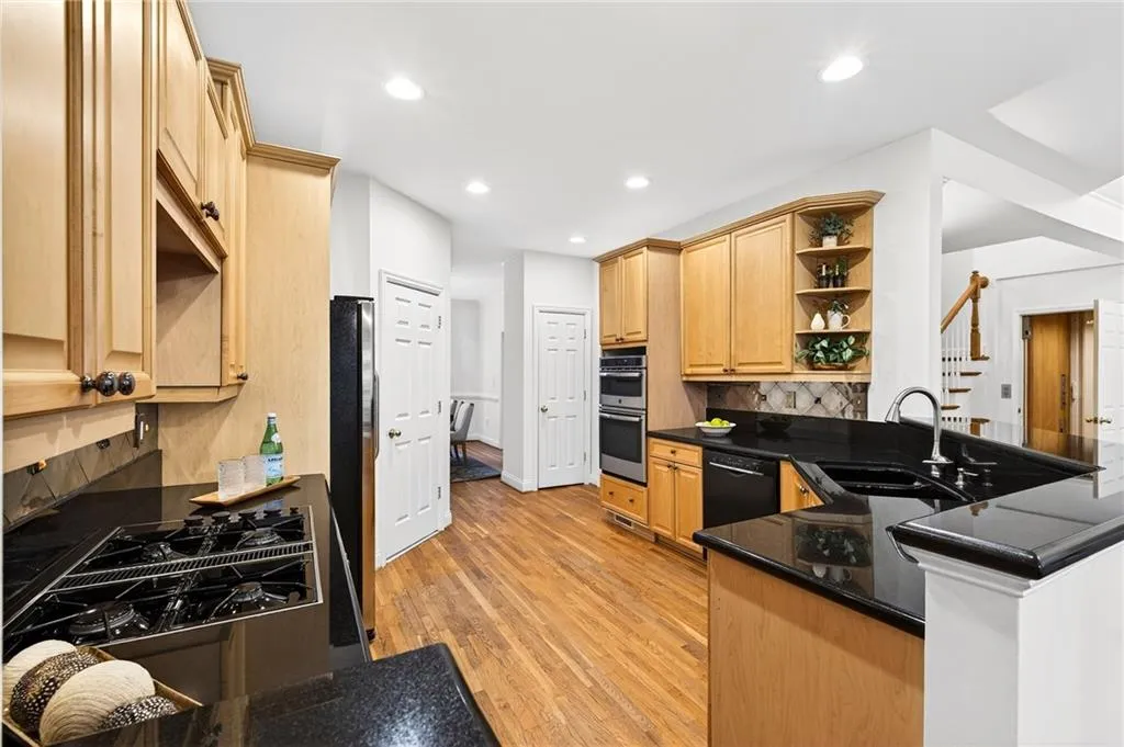 201 Crossing Valley Lane, Atlanta, Georgia 30339, 4 Bedrooms Bedrooms, ,3 BathroomsBathrooms,Residential,For Sale,201 Crossing Valley Lane,7669050