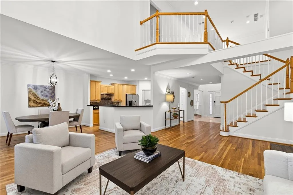 Staircase and easy kitchen access