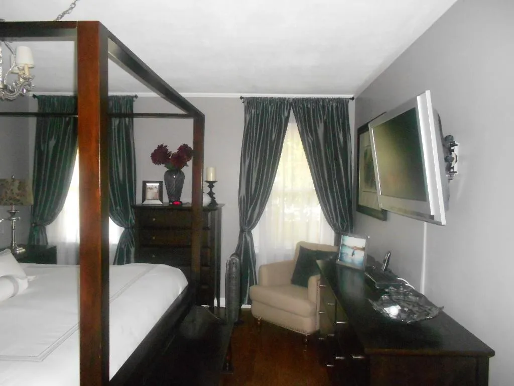 690 Glenforest Road, Atlanta, Georgia 30328, 4 Bedrooms Bedrooms, ,2 BathroomsBathrooms,Residential,Sold,690 Glenforest Road,5591211