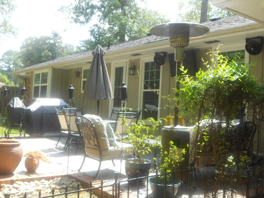 690 Glenforest Road, Atlanta, Georgia 30328, 4 Bedrooms Bedrooms, ,2 BathroomsBathrooms,Residential,Sold,690 Glenforest Road,5591211