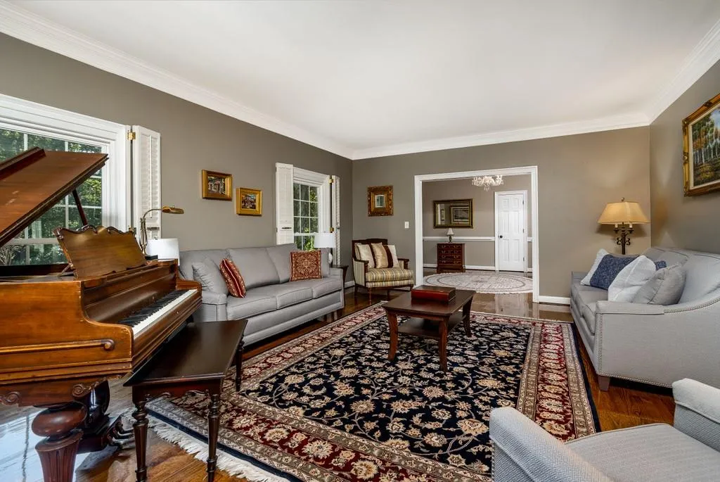 540 Valley Hall Drive, Sandy Springs, Georgia 30350, 5 Bedrooms Bedrooms, ,3 BathroomsBathrooms,Residential,Sold,540 Valley Hall Drive,6786634