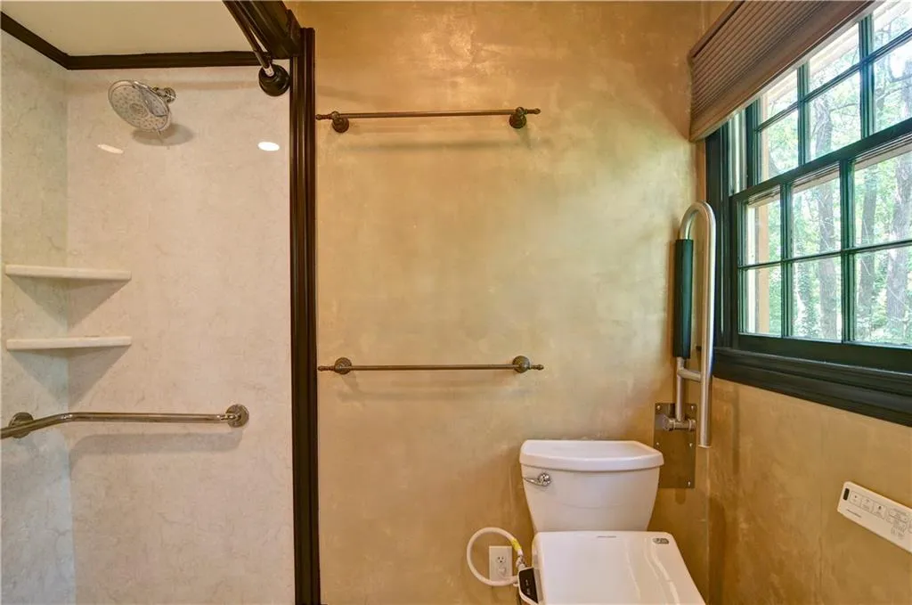 Walk-in shower with lots of room