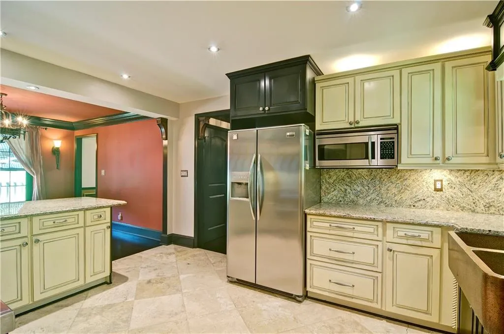 There is plenty of room in this kitchen for everyone to help out