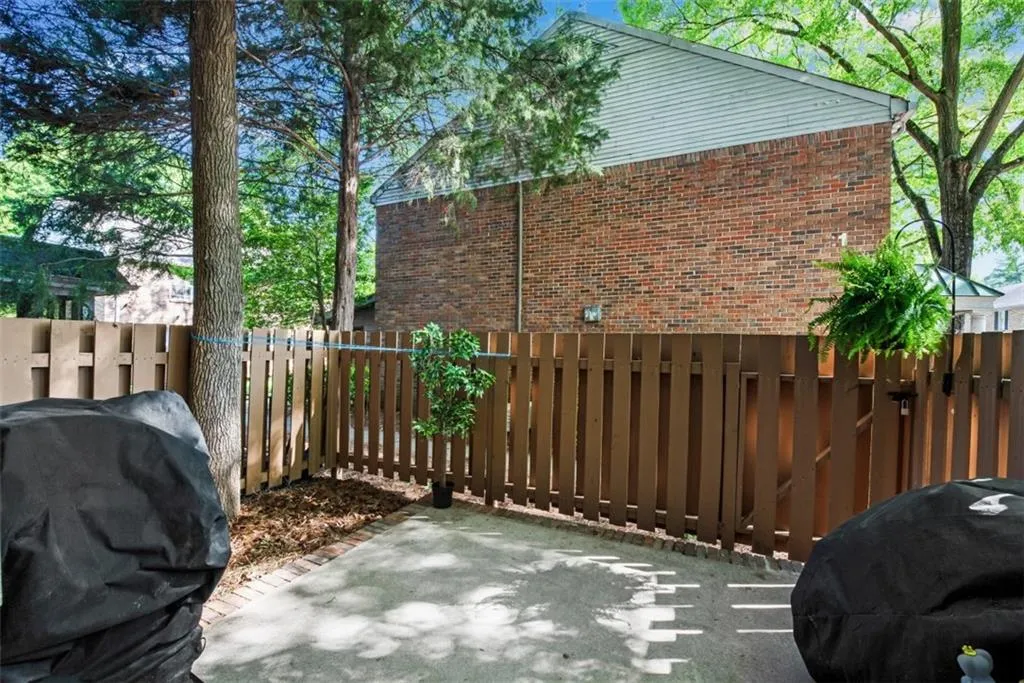 6700 Roswell Road Unit 16f, Atlanta, Georgia 30328, 2 Bedrooms Bedrooms, ,1 BathroomBathrooms,Residential,Sold,6700 Roswell Road Unit 16f,6875515