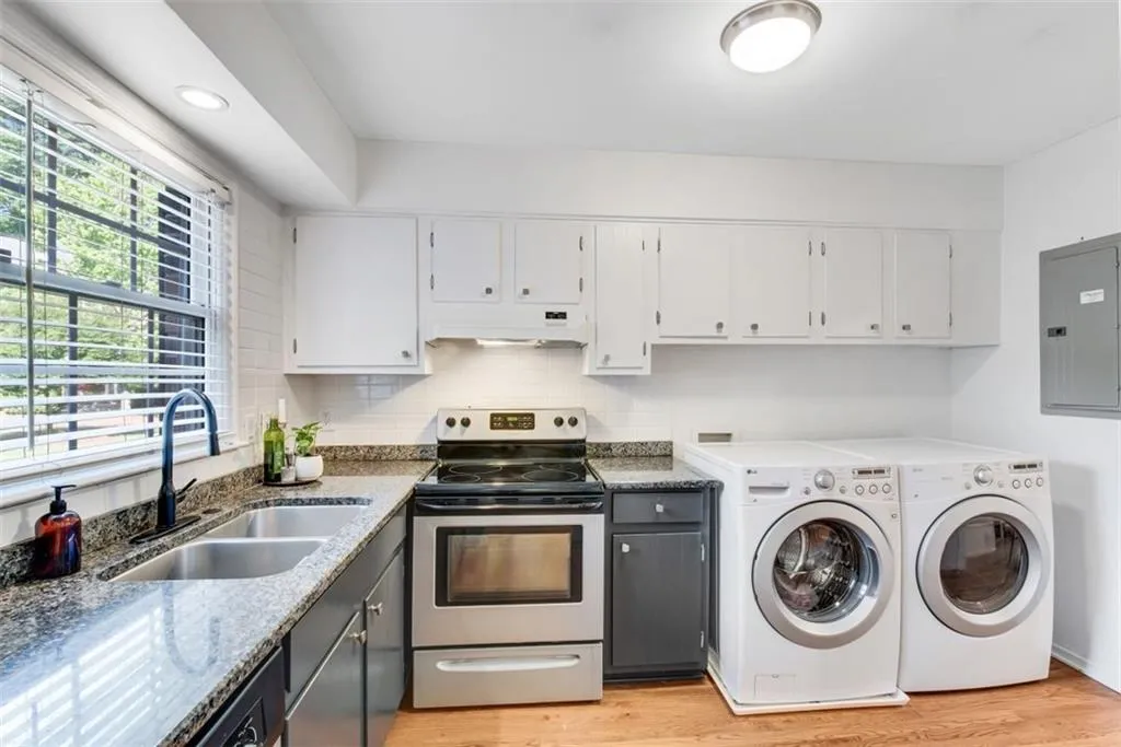 6700 Roswell Road Unit 16f, Atlanta, Georgia 30328, 2 Bedrooms Bedrooms, ,1 BathroomBathrooms,Residential,Sold,6700 Roswell Road Unit 16f,6875515