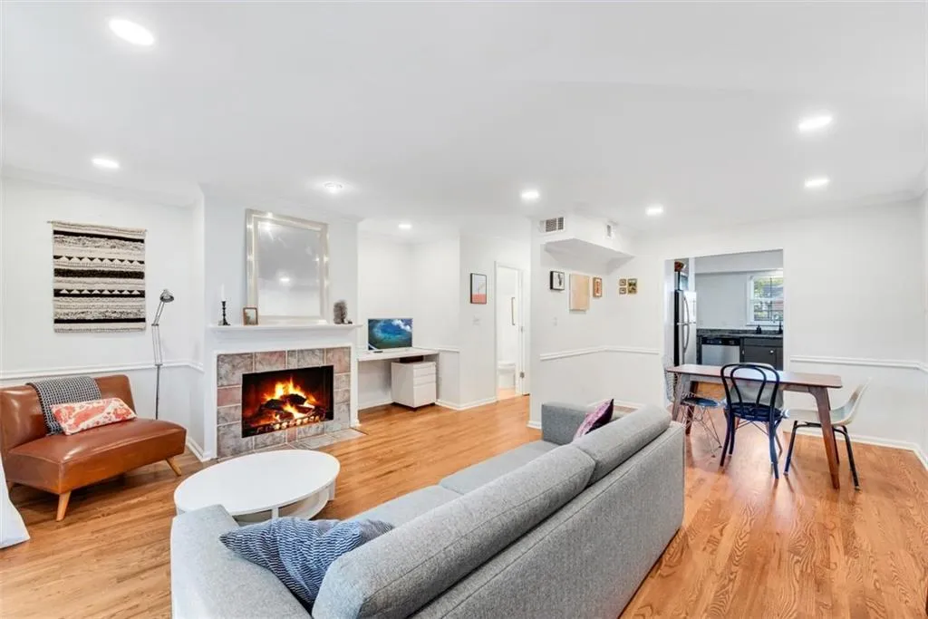 6700 Roswell Road Unit 16f, Atlanta, Georgia 30328, 2 Bedrooms Bedrooms, ,1 BathroomBathrooms,Residential,Sold,6700 Roswell Road Unit 16f,6875515