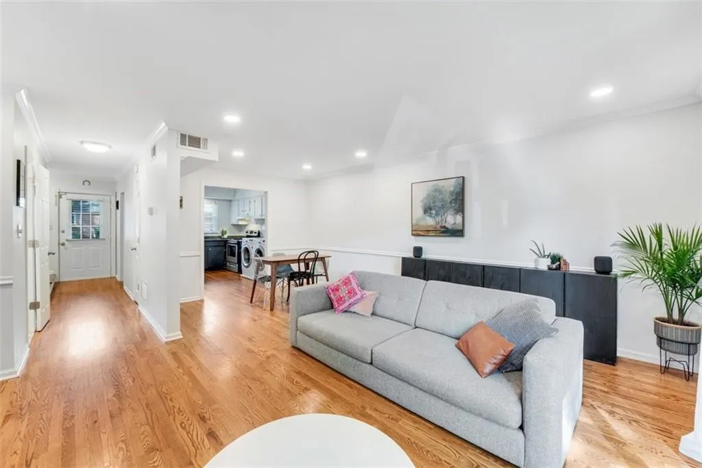 6700 Roswell Road Unit 16f, Atlanta, Georgia 30328, 2 Bedrooms Bedrooms, ,1 BathroomBathrooms,Residential,Sold,6700 Roswell Road Unit 16f,6875515