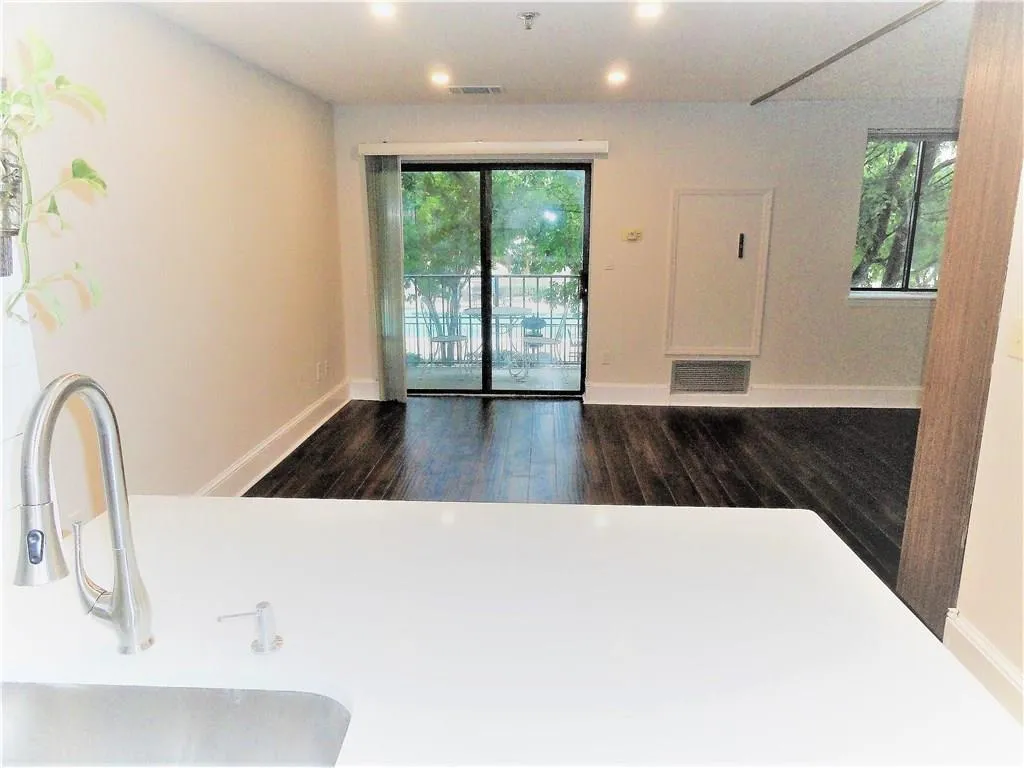 300 Johnson Ferry Road Ne Unit A206, Atlanta, Georgia 30328, 1 Bedroom Bedrooms, ,1 BathroomBathrooms,Residential,Sold,300 Johnson Ferry Road Ne Unit A206,6071054