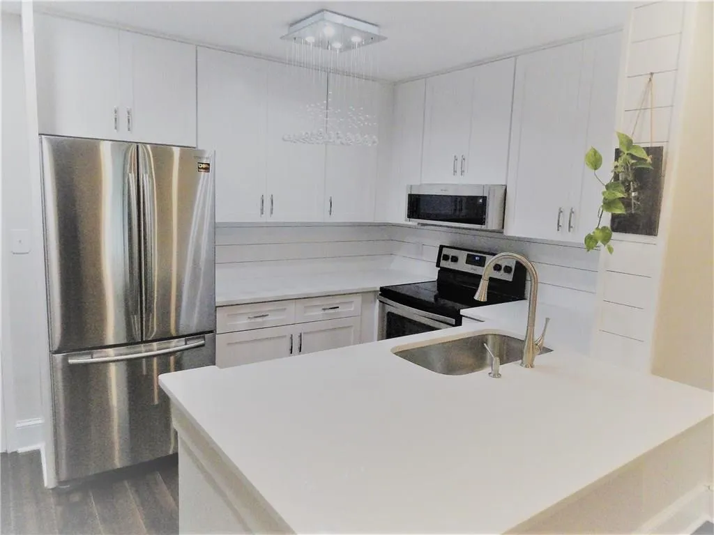 300 Johnson Ferry Road Ne Unit A206, Atlanta, Georgia 30328, 1 Bedroom Bedrooms, ,1 BathroomBathrooms,Residential,Sold,300 Johnson Ferry Road Ne Unit A206,6071054